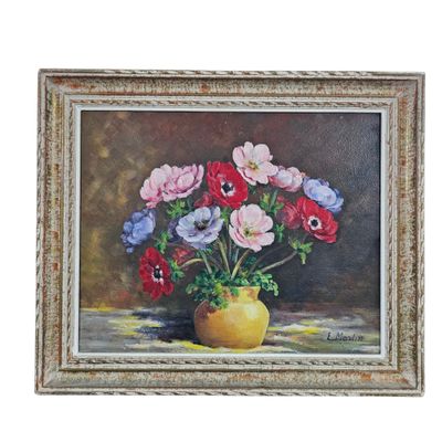 peinture représentant un vase de fleurs posé sur une table, sur fond blanc