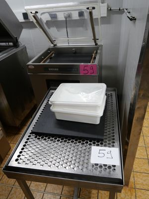 un récipient en plastique posé sur une table dans une cuisine