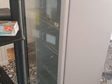 un réfrigérateur blanc avec une porte vitrée dans une cuisine
