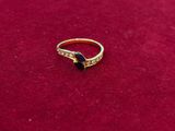 une bague en or sertie d'une pierre noire et de diamants