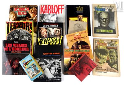 un grand nombre de livres posés sur une table