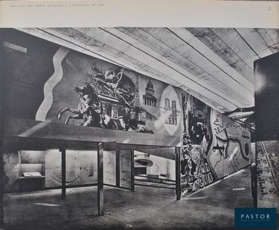 photographie en noir et blanc d'une pièce avec une fresque murale sur le mur