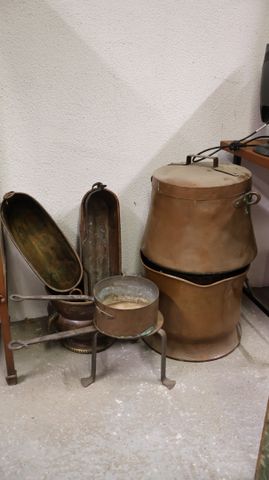 Ensemble de cuivres anciens, chaudrons, casseroles et divers