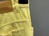 l'arrière d'un jean jaune avec une étiquette