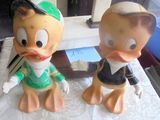 deux figurines représentant Donald et Daisy assis sur une table
