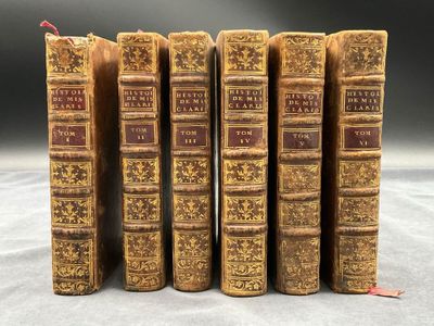 un ensemble de cinq livres anciens reliés en cuir, aux couvertures dorées
