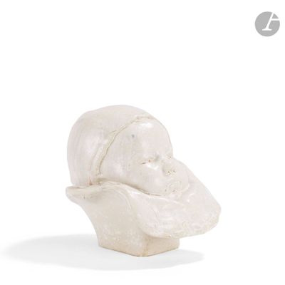 buste en marbre représentant un homme coiffé d'un chapeau, sur fond blanc
