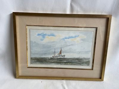 tableau représentant un voilier en pleine mer sous un ciel nuageux