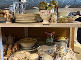 de nombreuses assiettes et bols sur une étagère dans un magasin