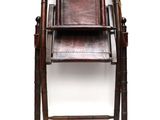 une vieille chaise en bois avec une assise en cuir, sur fond blanc