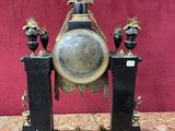 une horloge posée sur une table en marbre