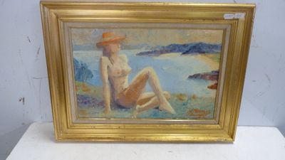 une peinture à l'huile représentant une femme assise sur une plage, coiffée d'un chapeau