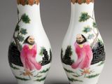 paire de vases chinois représentant une femme et un homme dans un paysage