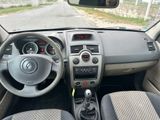 l'intérieur d'une voiture, avec son tableau de bord et ses commandes au volant