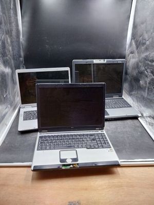 deux ordinateurs portables posés sur une table