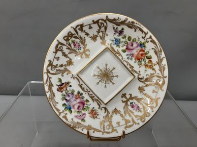 un gros plan d'une assiette posée sur un support, sur une table