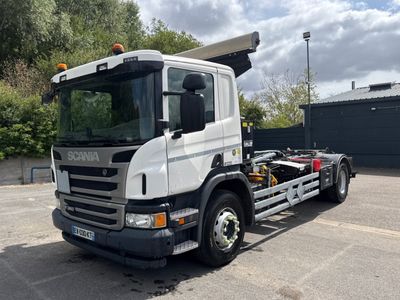un camion blanc garé dans un parking