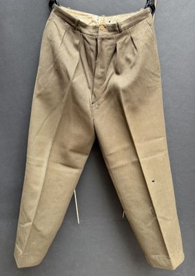 un gros plan sur un pantalon accroché au mur
