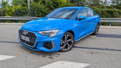 une Audi bleue garée sur le bord de la route