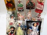 beaucoup de poupées dans des sacs en plastique posées sur une table