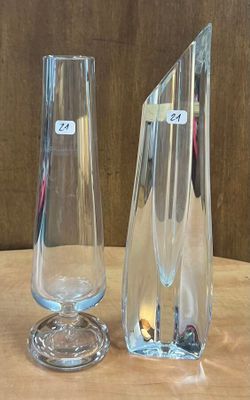 deux vases en verre posés sur une table l'un à côté de l'autre