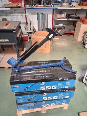 une boîte sur laquelle sont posés quelques outils