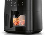 un gros plan d'une friteuse à air chaud contenant des aliments