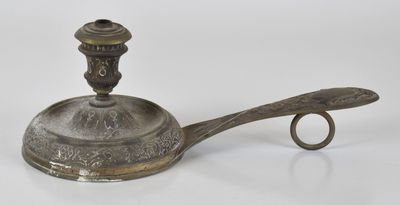 une théière ancienne en métal argenté, dotée d'une anse, sur fond blanc