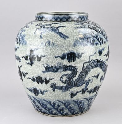 un vase bleu et blanc orné d'un dragon