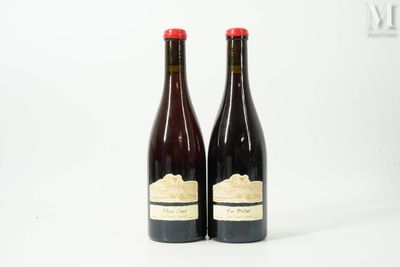 deux bouteilles de vin posées l'une à côté de l'autre sur une surface blanche