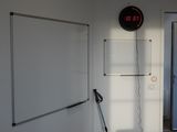 un tableau blanc accroché au mur d'une pièce