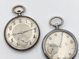 deux montres de poche en argent posées l'une à côté de l'autre sur une surface blanche