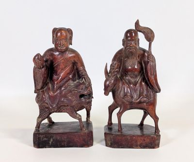 paire de figurines chinoises en bois sculpté représentant un homme et une femme