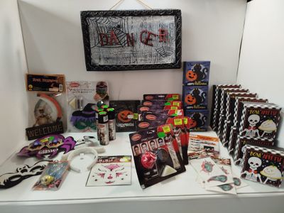 de nombreuses décorations d'Halloween posées sur une table dans une pièce