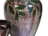 deux vases posés l'un à côté de l'autre sur une surface blanche