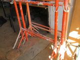 un cadre métallique orange posé par terre