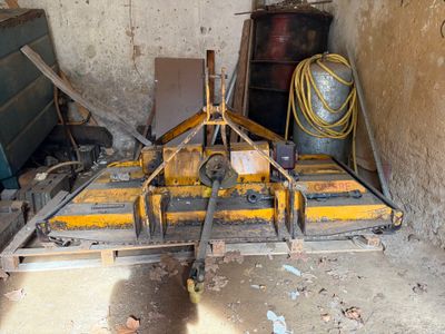 une image représentant une pièce dans laquelle se trouvent tout un tas d'outils
