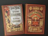 deux livres posés l'un à côté de l'autre sur une table
