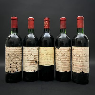 trois bouteilles de vin sont posées l'une à côté de l'autre sur une table