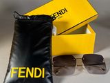 des lunettes de soleil Fendi dans un étui jaune et une paire de lunettes de soleil