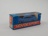 une petite voiture bleue dans une boîte bleue posée sur une surface blanche