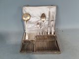 un service en argent dans un coffret en argent contenant des cuillères et des cuillères à soupe