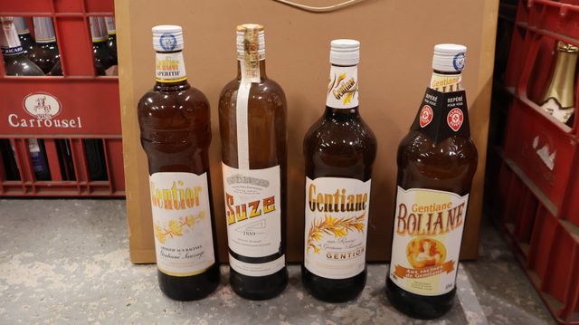 Lot de 17 bouteilles de Gentiane et 1 bouteille de Suze  