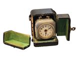 une petite horloge logée dans un petit boîtier