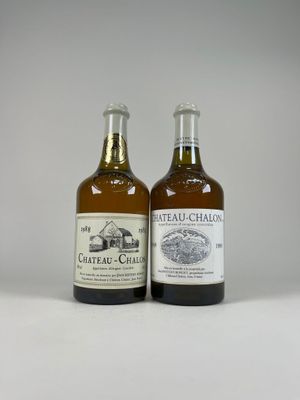 deux bouteilles de vin posées l'une à côté de l'autre sur une surface blanche