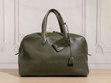 un sac à main vert posé sur une table en bois