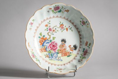 14. Assiette creuse en porcelaine de la Compagnie des Indes,…