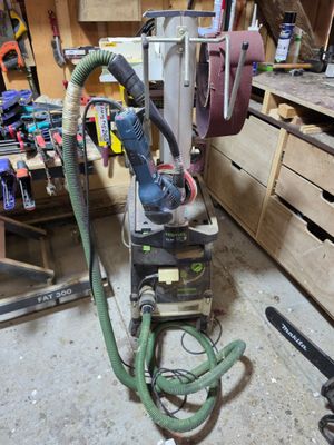 une machine posée sur une table dans un garage