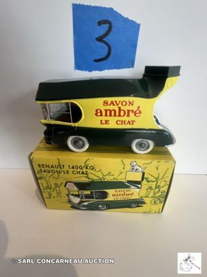 un petit train miniature sur lequel est inscrit le chiffre 3