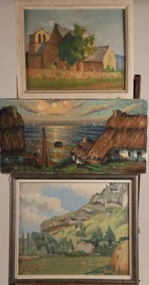 trois tableaux accrochés au mur d'une pièce
